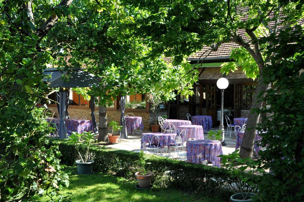 Logis Hotel Le Dahu Parigny  외부 사진